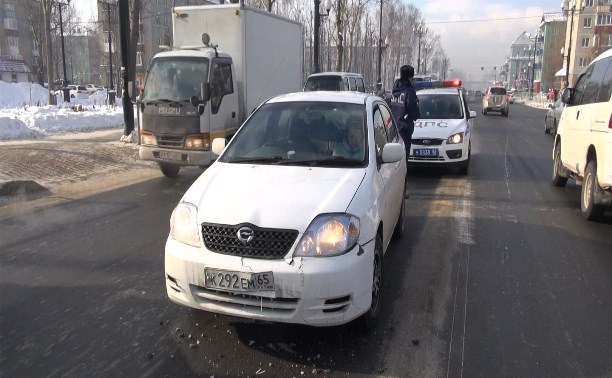 "Тойота" сбила ребенка в Южно-Сахалинске, ДТП попало в камеры видеонаблюдения