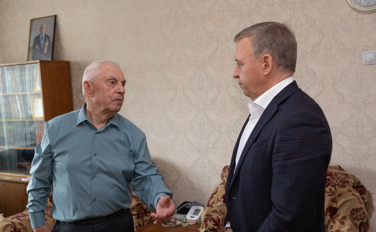 Мэр Южно-Сахалинска поздравил ветерана Василия Андреева с наступающим Днём Победы