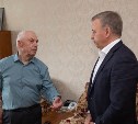 Мэр Южно-Сахалинска поздравил ветерана Василия Андреева с наступающим Днём Победы