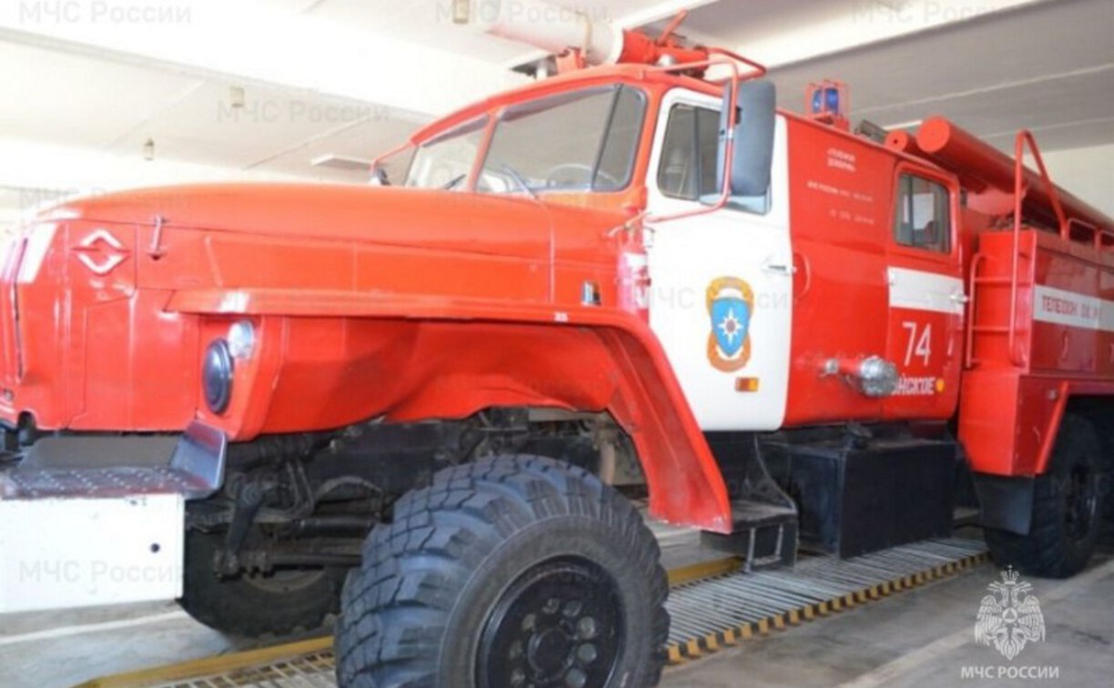 В Долинске открытым пламенем полыхал погрузчик 