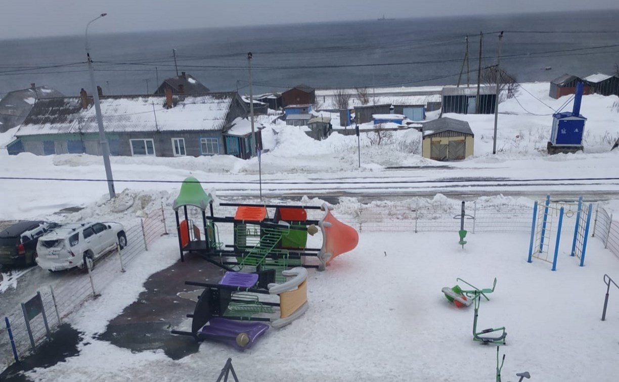 В селе Корсаковского района порывом ветра снесло горку на детской площадке