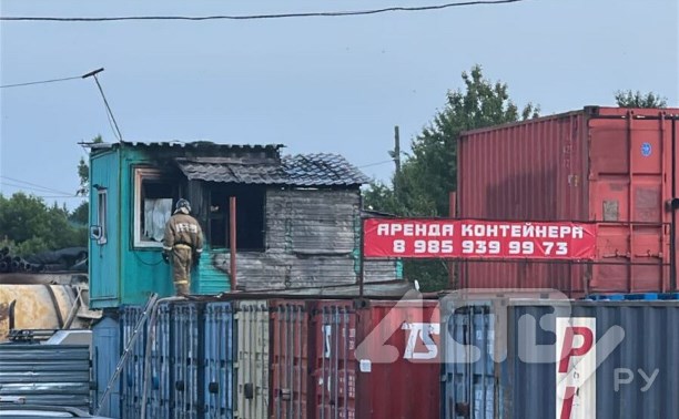 Будка охраны загорелась на улице Пуркаева в Южно-Сахалинске