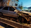 Две женщины пострадали в автомобиле, врезавшемся в забор в Корсакове