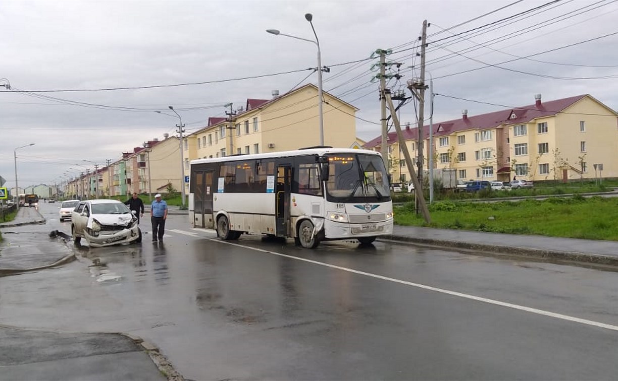 Иномарка столкнулась с рейсовым автобусом в Дальнем