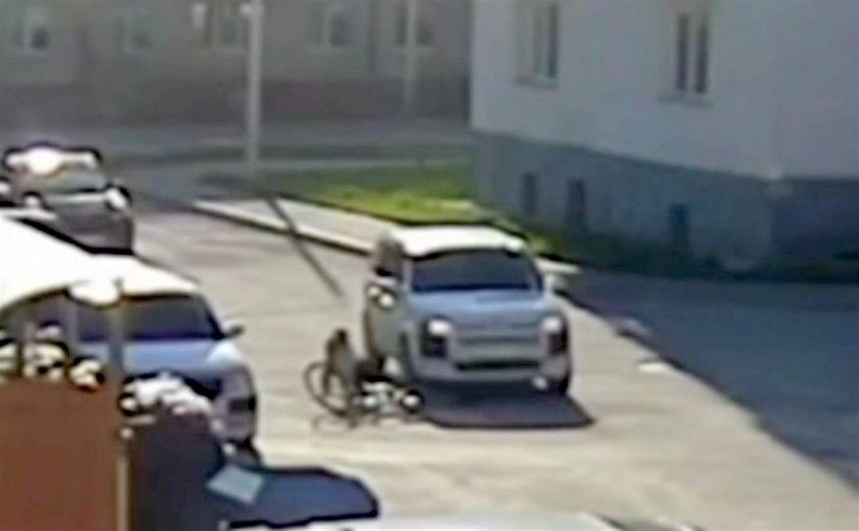 Ребёнок на велосипеде влетел в автомобиль во дворе дома в Южно-Сахалинске