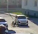Ребёнок на велосипеде влетел в автомобиль во дворе дома в Южно-Сахалинске