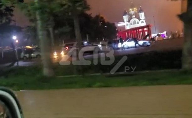 "Дрифт не удался": два помятых автомобиля заметили около площади Победы в Южно-Сахалинске