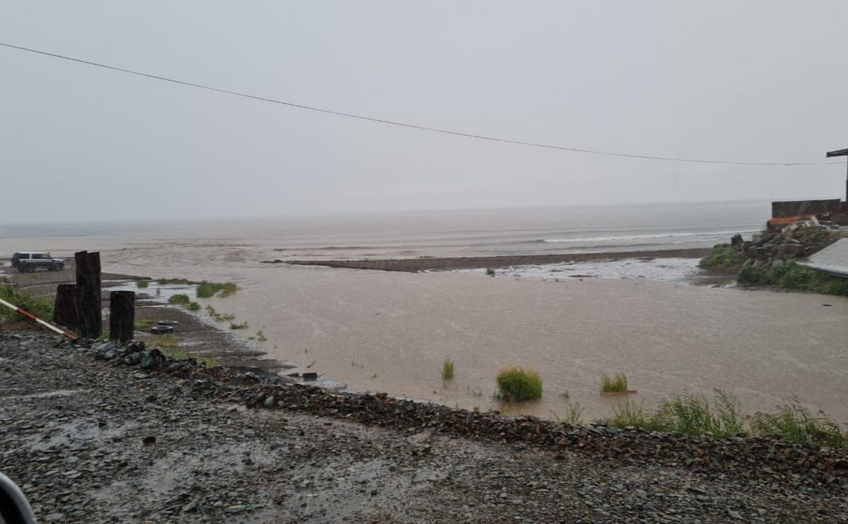 Невельск заливает: из-за циклона в городе сошли несколько селей