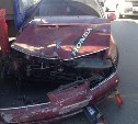 Honda от столкновения с самосвалом вылетела на встречку и врезалась в кран-балку в Южно-Сахалинске