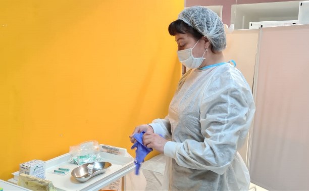 Больше тысячи человек за сутки делают прививки от коронавируса в Сахалинской области 