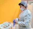 Больше тысячи человек за сутки делают прививки от коронавируса в Сахалинской области 