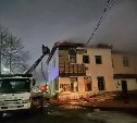 Перекрытия обрушились, огонь расползся на 300 "квадратов": бывшее здание полиции горело на Сахалине