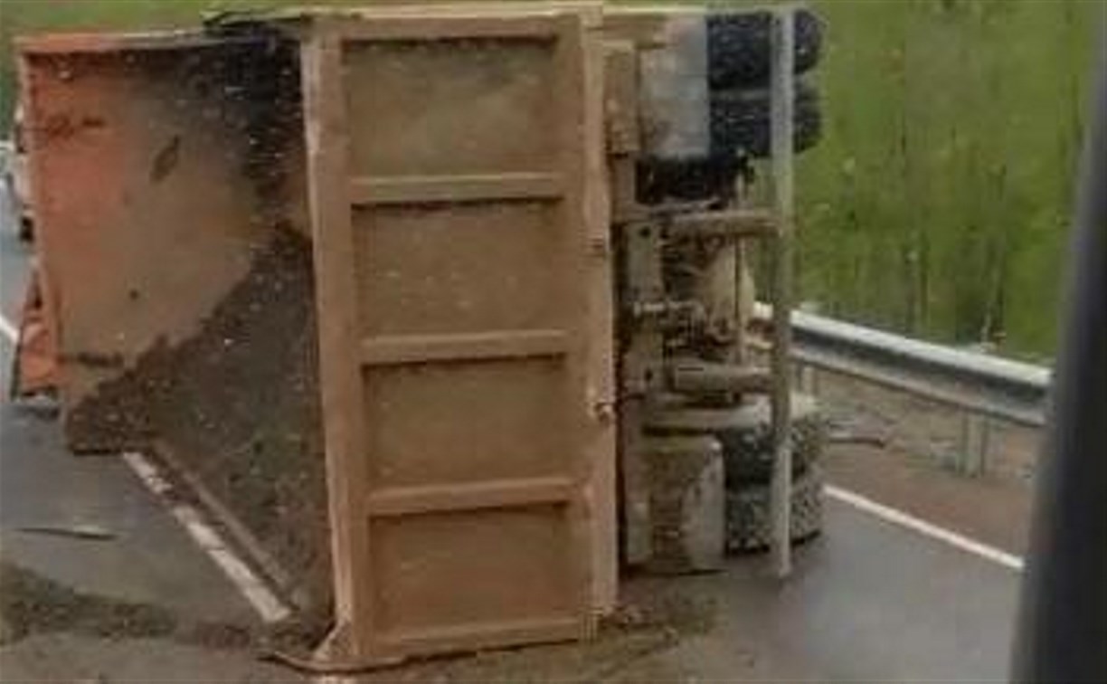На мосту на севере Сахалина опрокинулся грузовик