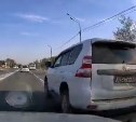 Водитель Land Cruiser спровоцировал опасную ситуацию на корсаковской трассе