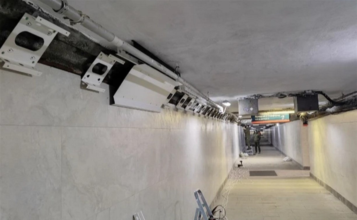 В подземном переходе возле вокзала Южно-Сахалинска начали монтировать систему освещения