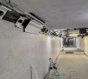 В подземном переходе возле вокзала Южно-Сахалинска начали монтировать систему освещения