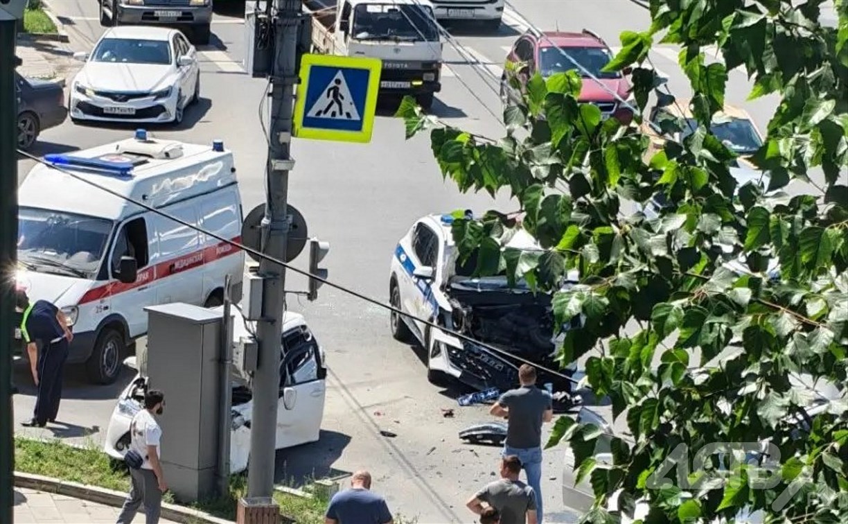 В Южно-Сахалинске кроссовер Госавтоинспекции с мигалками врезался в универсал