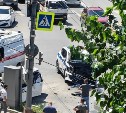 В Южно-Сахалинске кроссовер Госавтоинспекции с мигалками врезался в универсал