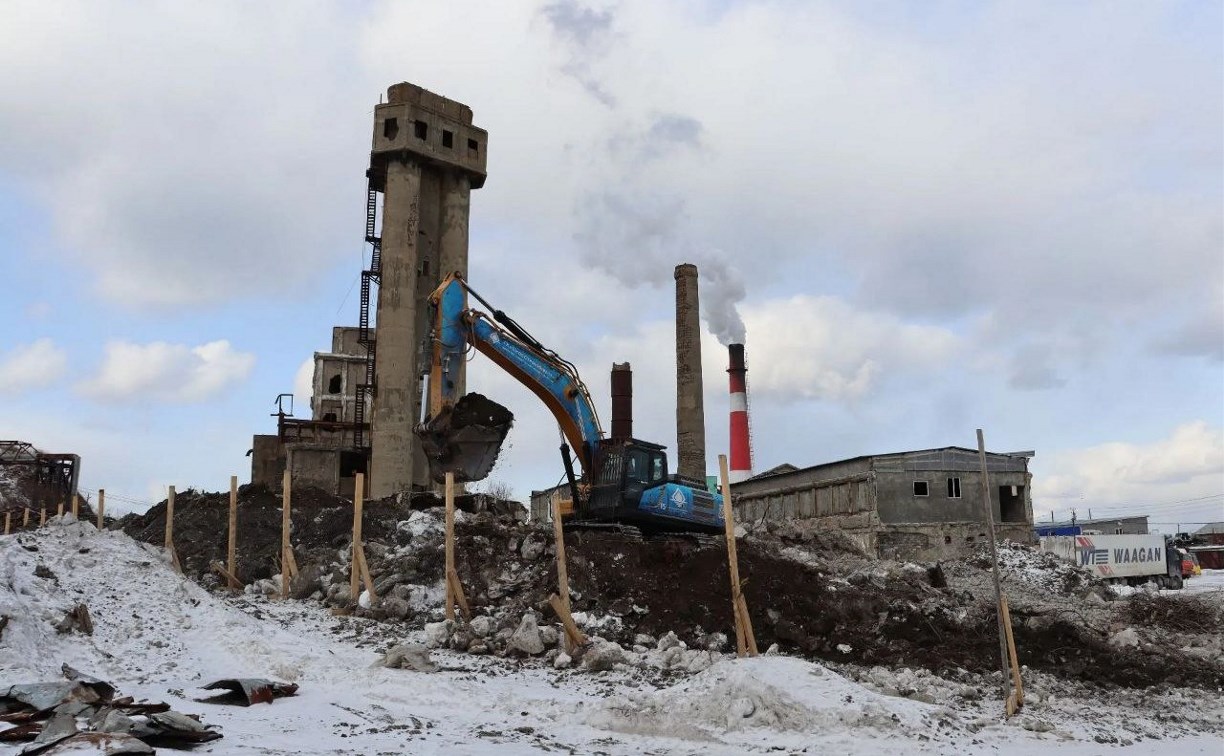 Бывшее здание целлюлозно-бумажного завода демонтируют в Холмске