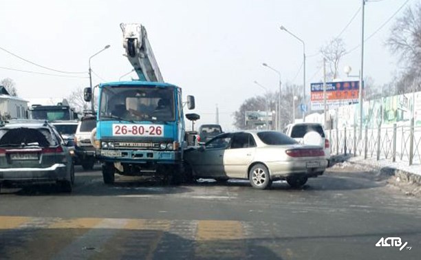 В аварии в Южно-Сахалинске поучаствовала автовышка