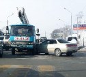 В аварии в Южно-Сахалинске поучаствовала автовышка