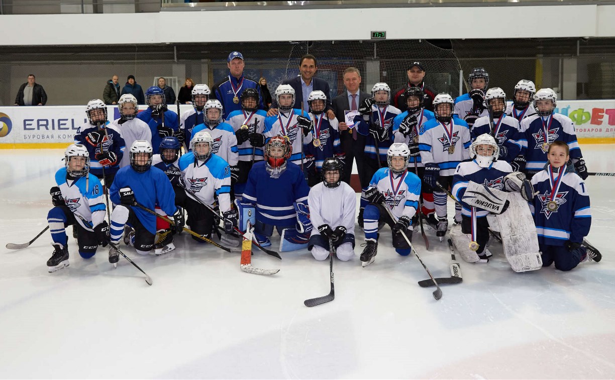 «Сахалинские акулы» стали победителями первого этапа первенства России по хоккею