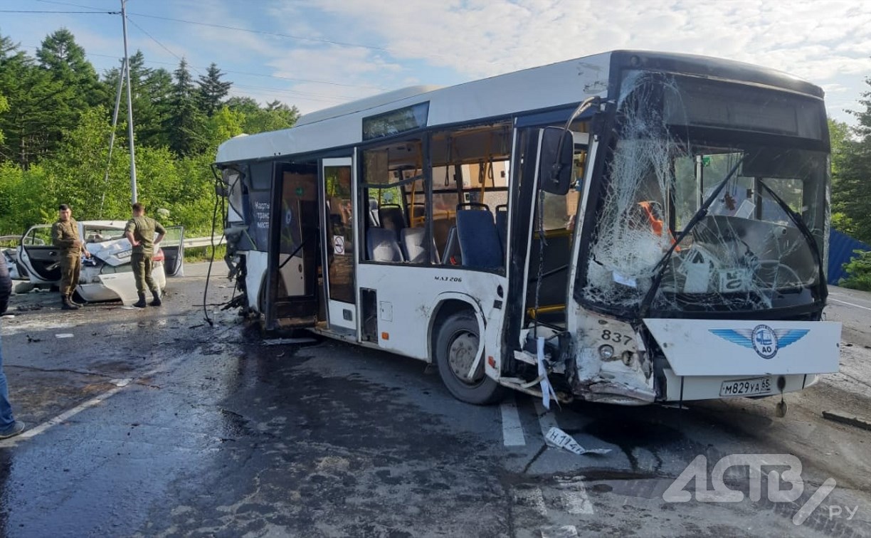 По факту ДТП на корсаковской трассе с участием пассажирского автобуса возбуждено уголовное дело
