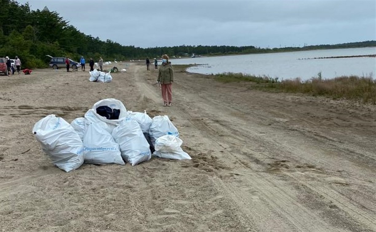 Почти 150 мешков мусора вывезли с озера Русское в Корсаковском районе