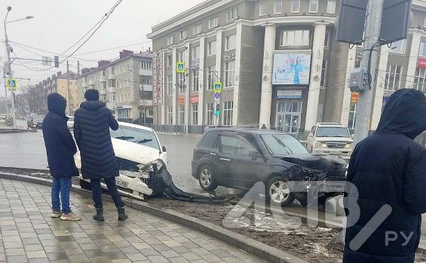 У южно-сахалинского ТЦ сильно побились две машины