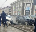 У южно-сахалинского ТЦ сильно побились две машины