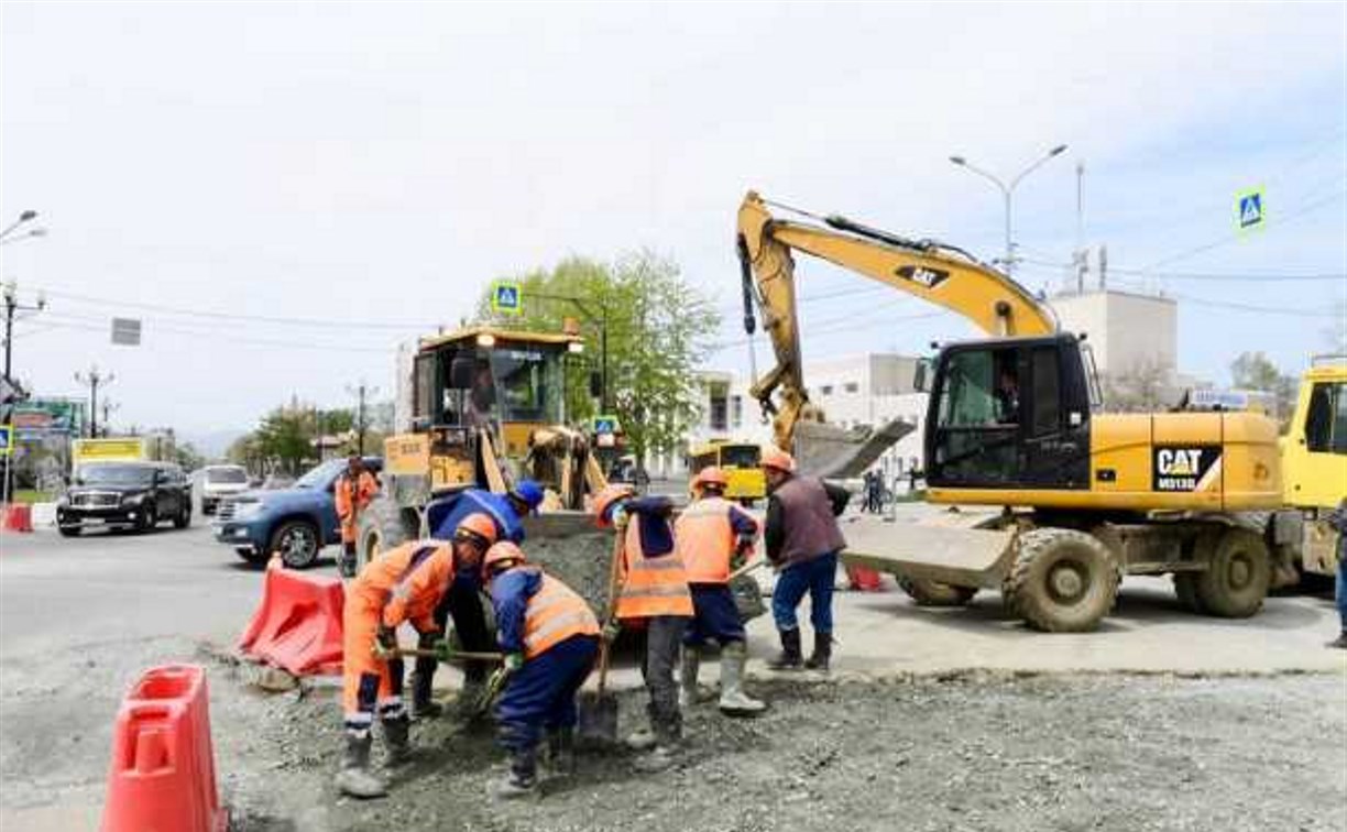 Губернатор и общественники искали ямы на дорогах Южно-Сахалинска