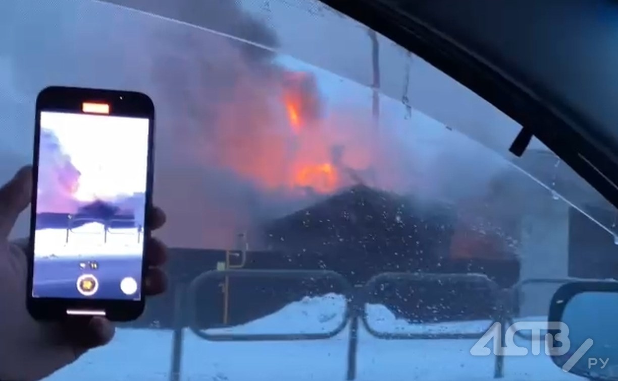 Гараж у частного дома сгорел в Ново-Александровске