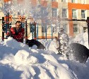 На Сахалине расчищают от снега воркаут-городки