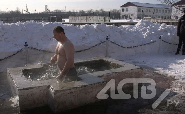 Осуждённые колонии на Сахалине окунулись в прорубь, сделанную своими руками