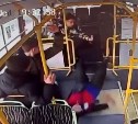 Разбитое стекло, пострадавший кондуктор: подростки в Корсакове закидали автобус кусками льда
