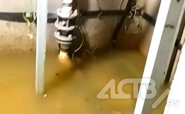 Подвал дома в Южно-Сахалинске превратился в сток для чужой канализации