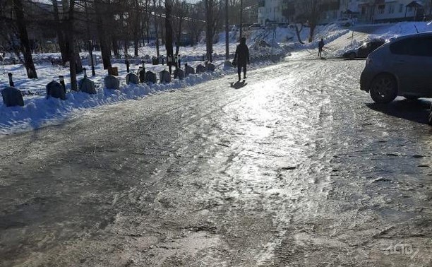 "Не пройдёшь, не разбив голову": сахалинцы жалуются на страшную гололедицу в Макарове