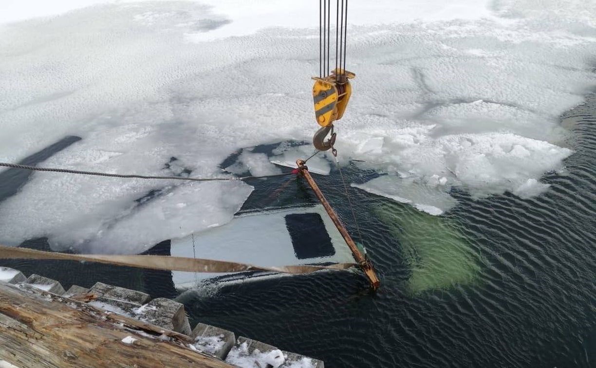 Появились кадры с места падения авто в воду с моста на Итурупе