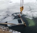Появились кадры с места падения авто в воду с моста на Итурупе