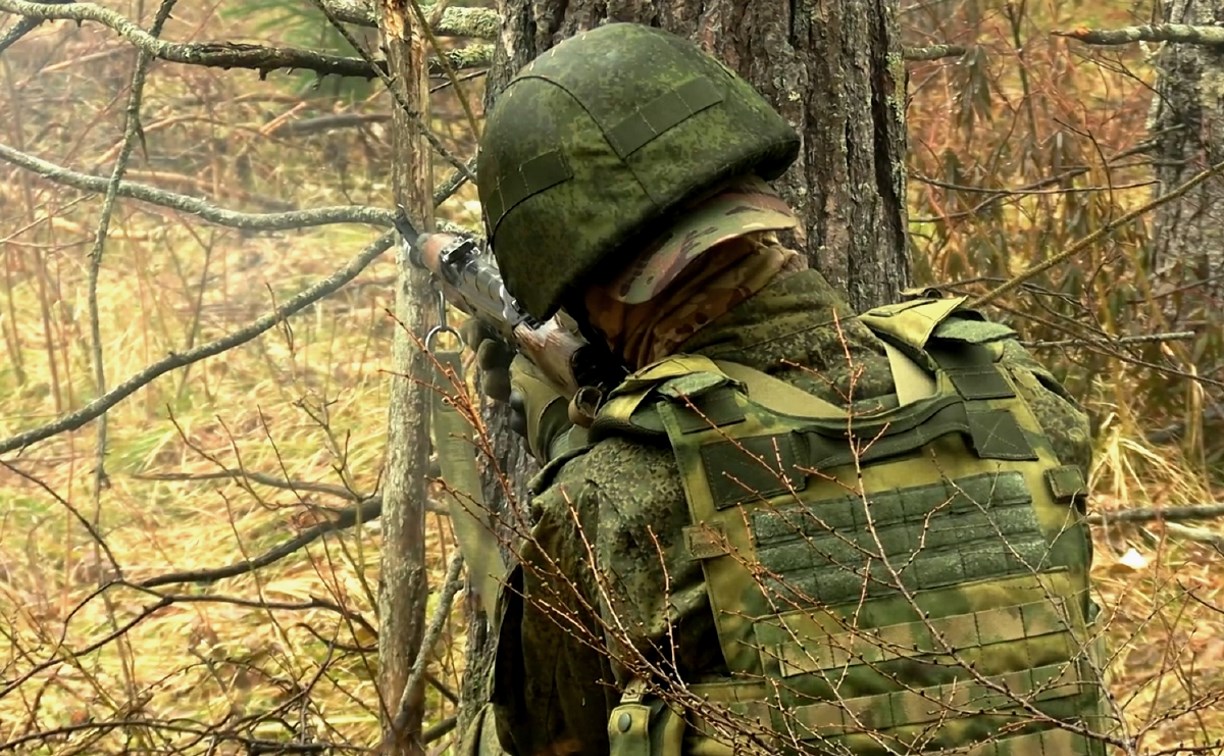 Сахалинские военнослужащие учатся тактическим действиям в лесополосе