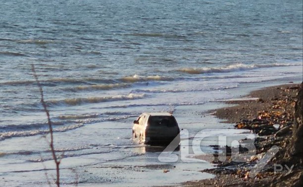Сахалинцы заметили автомобиль, который едва не ушёл в море