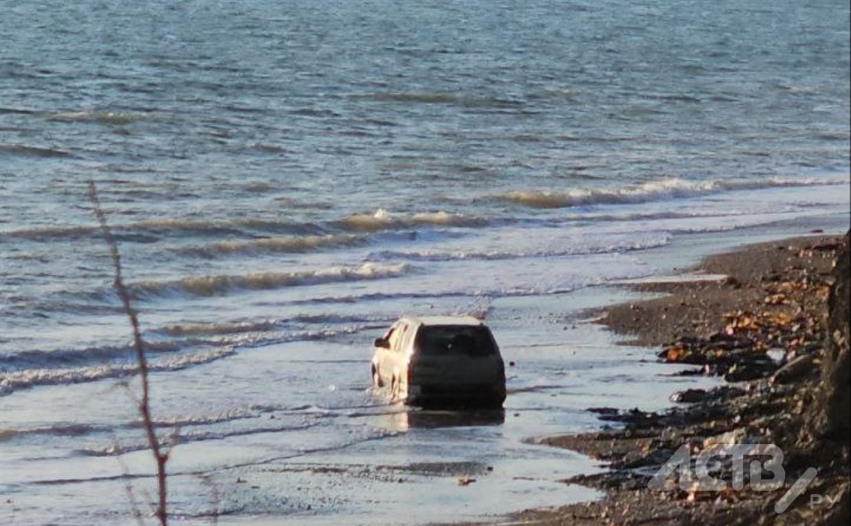 Сахалинцы заметили автомобиль, который едва не ушёл в море Сахалинцы заметили автомобиль, который едва не ушёл в море