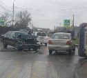 Автобус опрокинулся при столкновении с легковушкой в Южно-Сахалинске