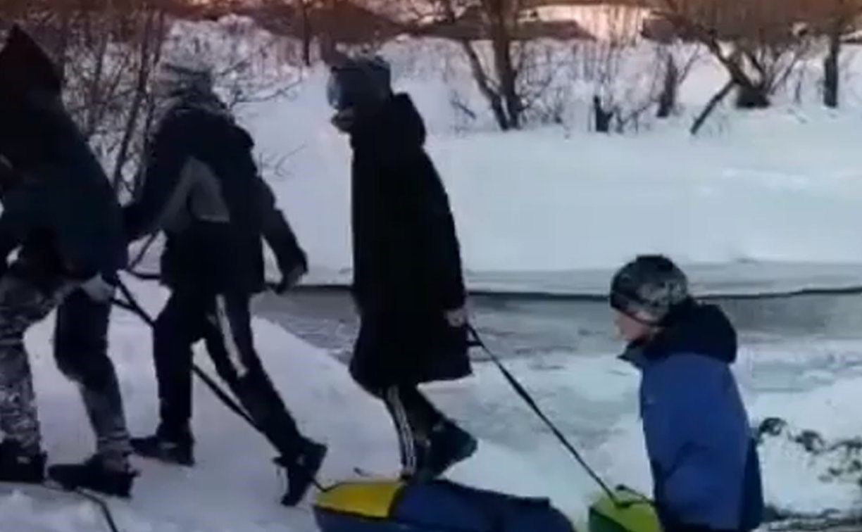 Очевидец: долинские дети устроили смертельно опасную игру на краю подтаявшего льда