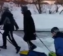 Очевидец: долинские дети устроили смертельно опасную игру на краю подтаявшего льда