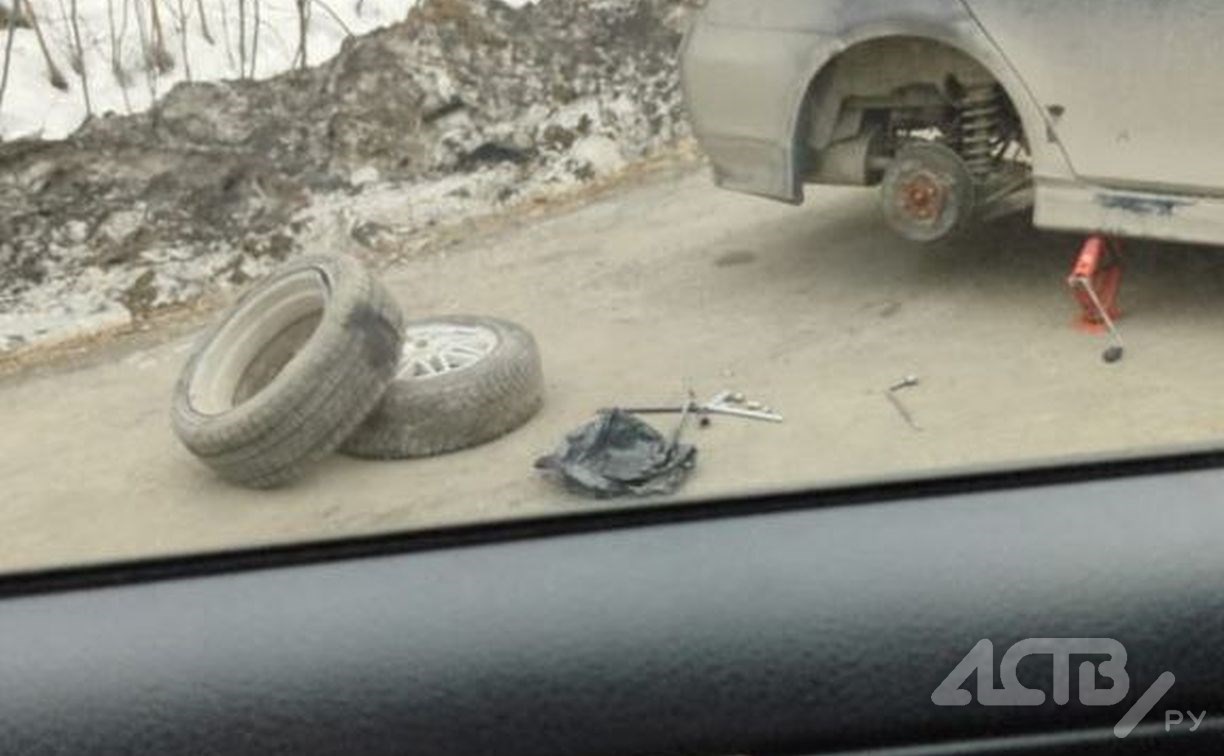 На Сахалине семья потеряла два колеса и "банан", пытаясь по ямам доехать до Поронайска