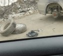 На Сахалине семья потеряла два колеса и "банан", пытаясь по ямам доехать до Поронайска