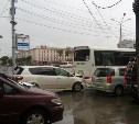 Toyota врезалась в междугородний автобус в Южно-Сахалинске