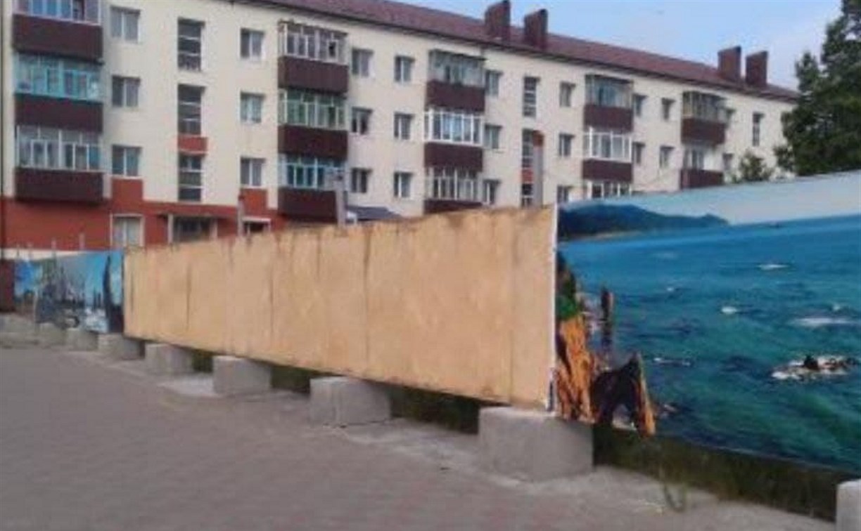 Неизвестные в центре Поронайска украли баннеры с изображением сахалинских достопримечательностей 