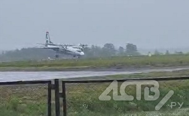 "Было очень страшно": сахалинцы сняли видео посадки самолёта авиакомпании "Ангара" в Ногликах